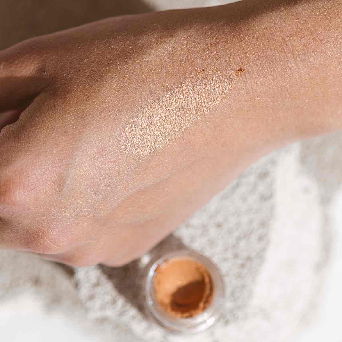 Uoga uoga Acu ēnas ar dzintaru