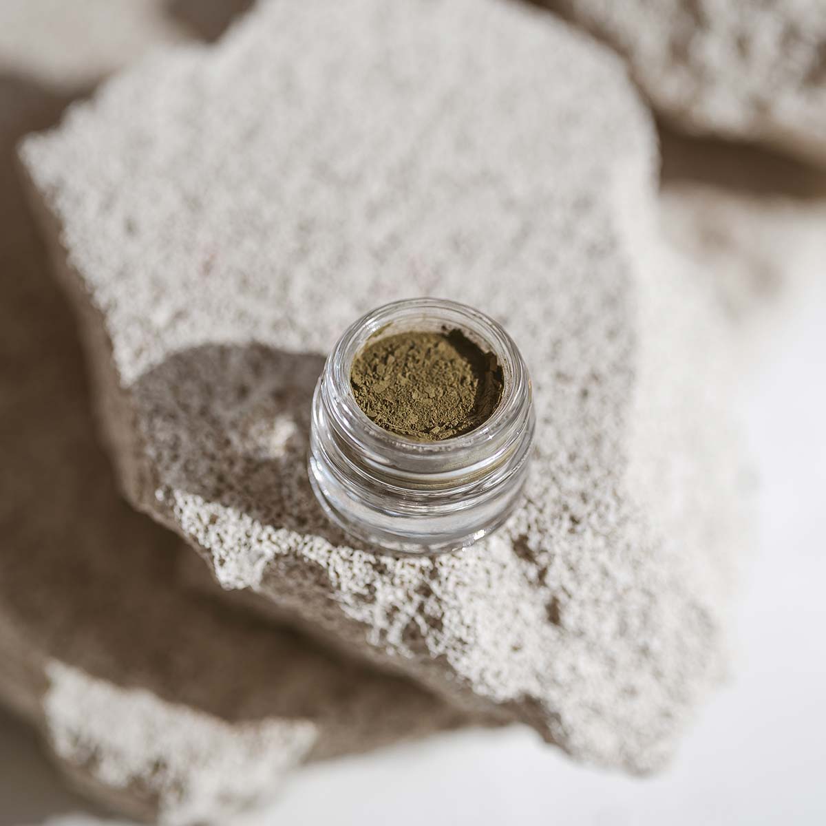 Uoga uoga Acu ēnas ar dzintaru