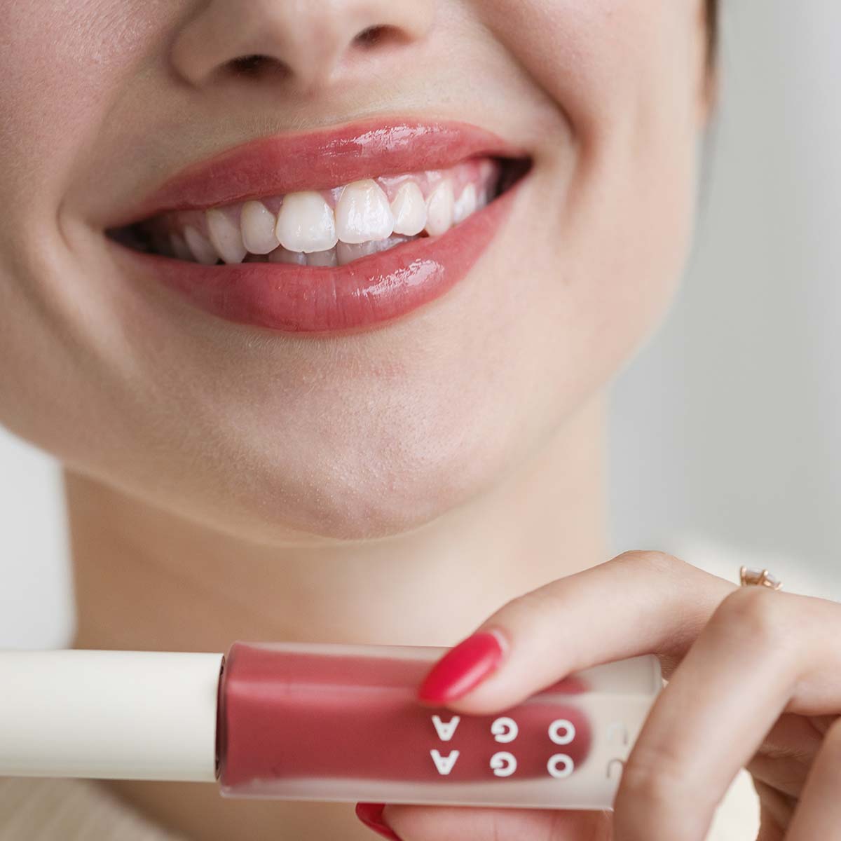 Uoga uoga Lūpu spīdums