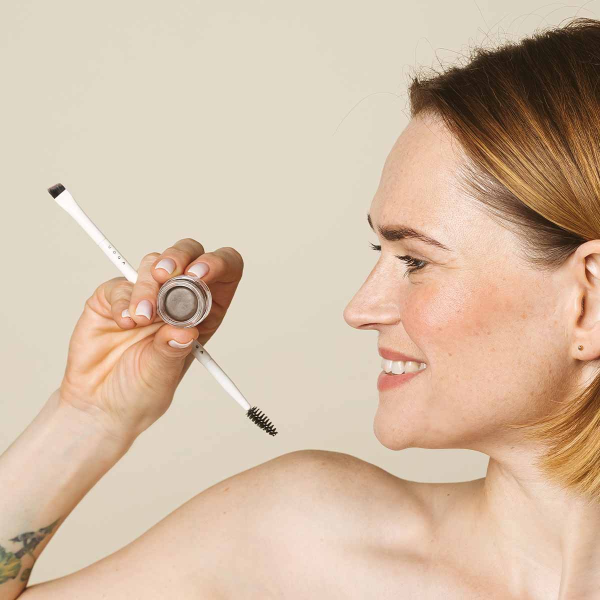 Uoga uoga Uzacu pomāde