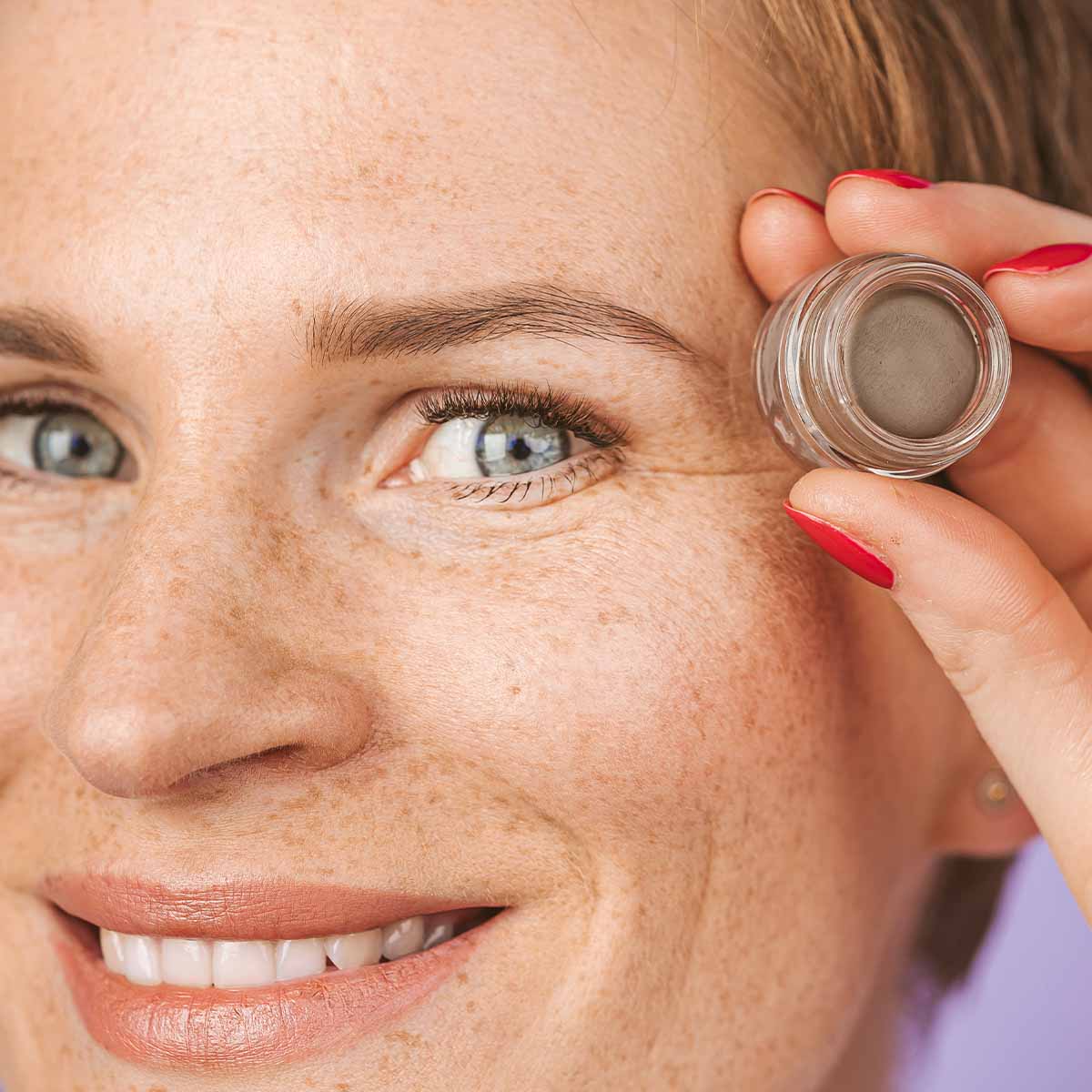 Uoga uoga Uzacu pomāde