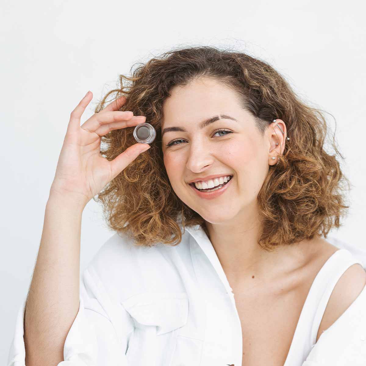 Uoga uoga Uzacu pomāde