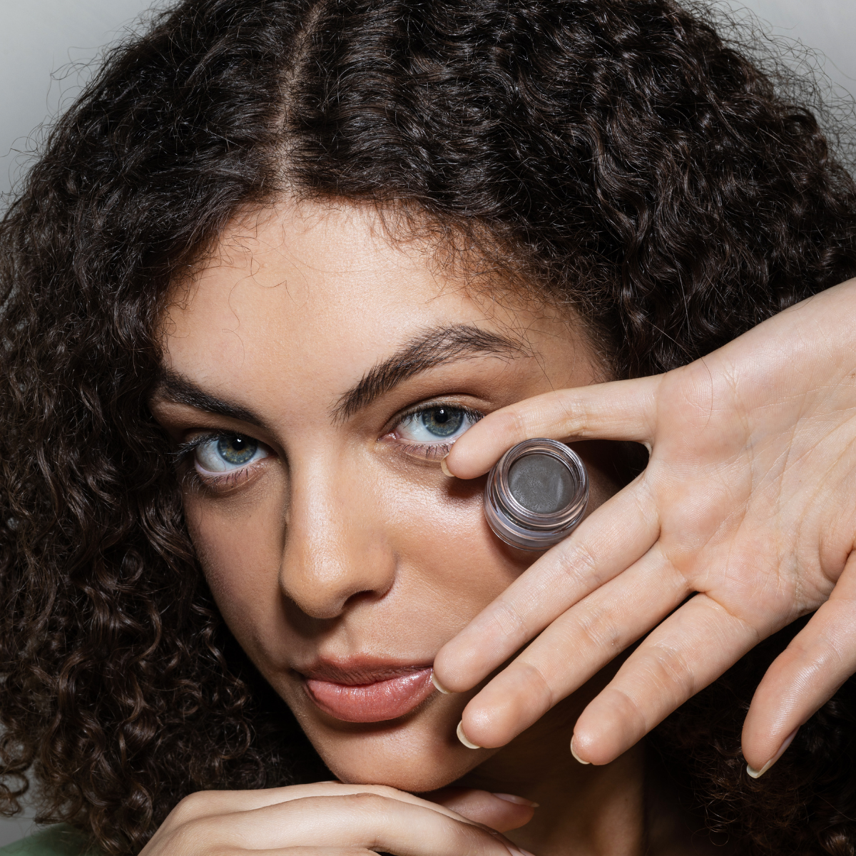 Uoga uoga Uzacu pomāde