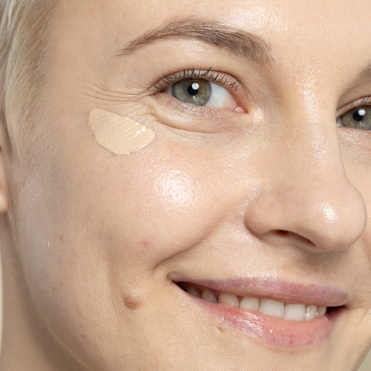 Uoga uoga Invisible Hero šķidrais minerālu korektors ar kofeīnu