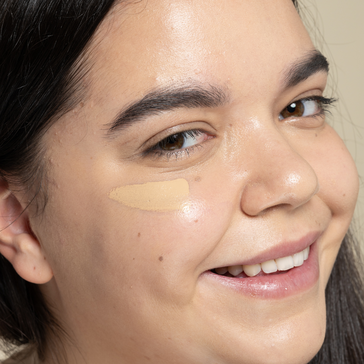 Uoga uoga Invisible Hero šķidrais minerālu korektors ar kofeīnu