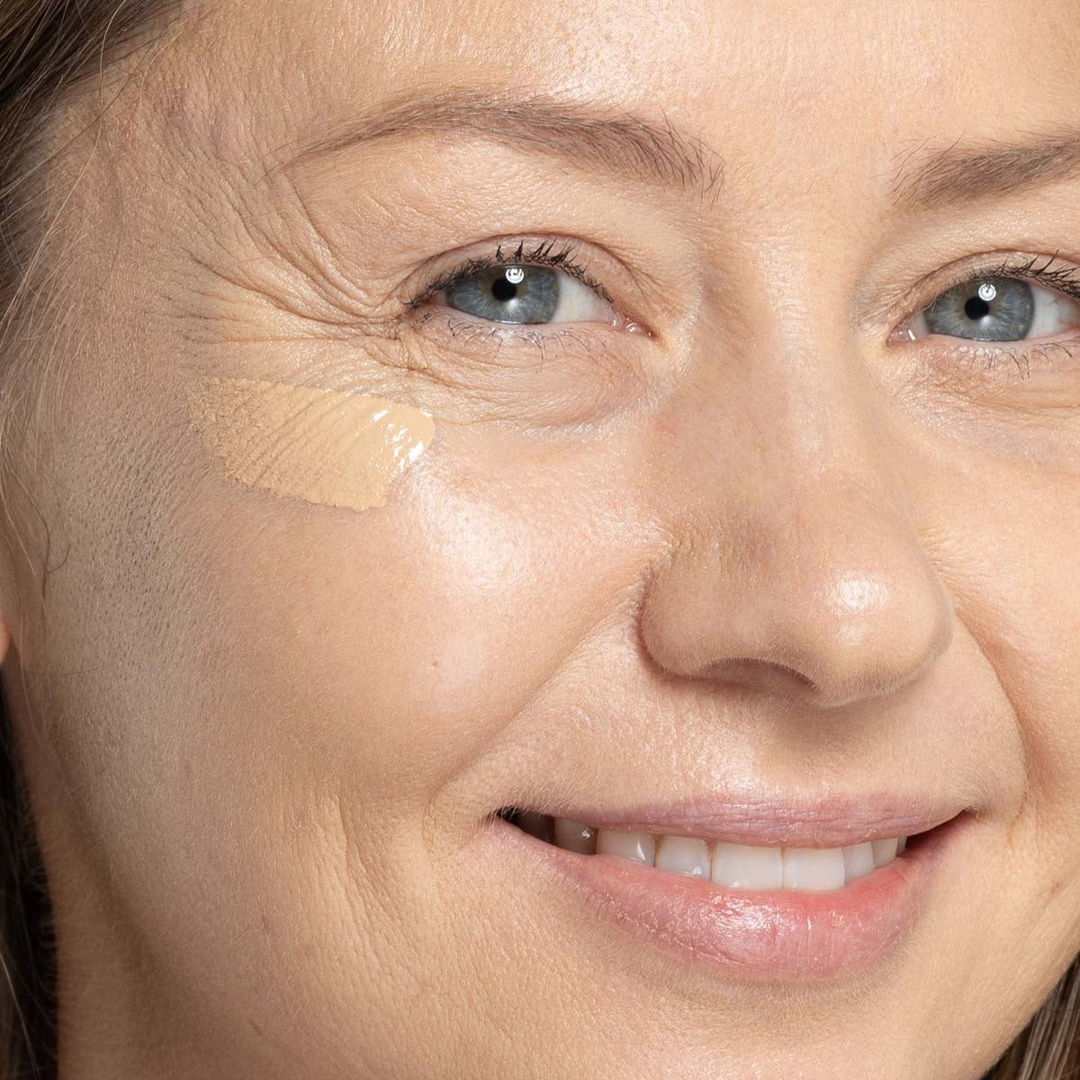 Uoga uoga Invisible Hero šķidrais minerālu korektors ar kofeīnu